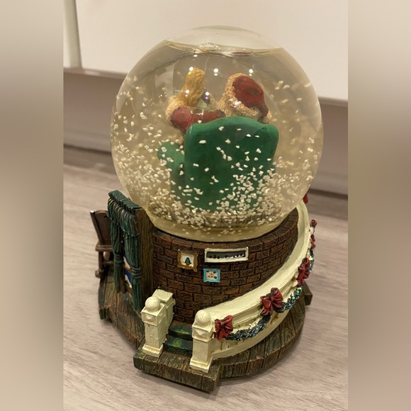 kcare Rare Christmas Snow Globe music box Santa Clause Is Coming To Town *Works! - Picture 3 of 6